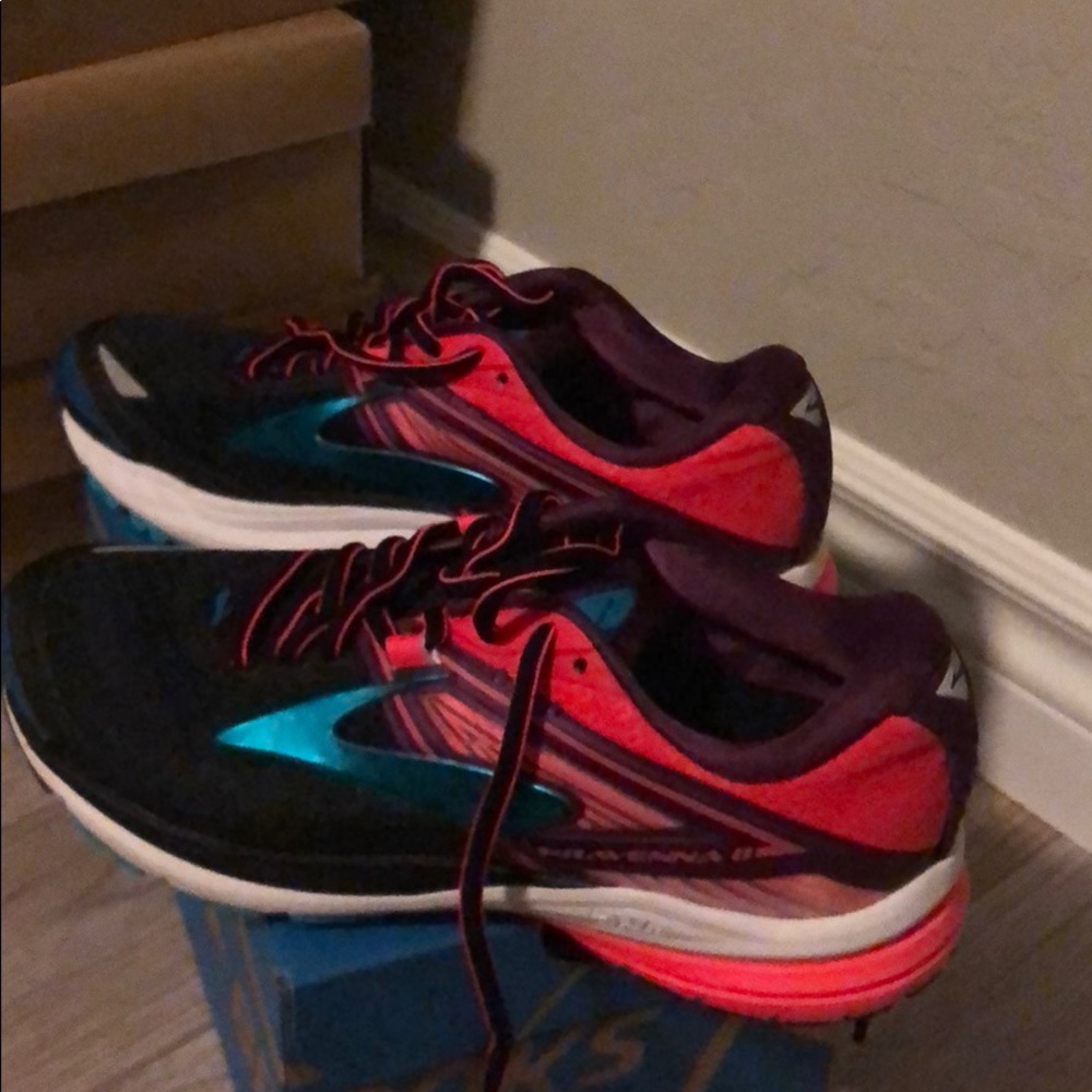 Brooks tennis shoes